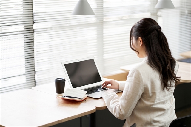 【会社の同僚に妊娠報告】通常・不妊治療・育休・派遣などのケース別 【書き方メール・LINE文例集】