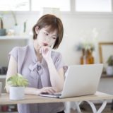 「目を盗む」意味は？言い換えは？ビジネスでも使える？失礼ではない使い方例文